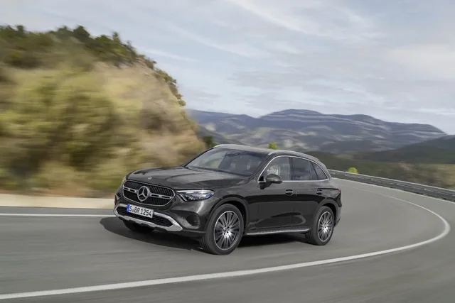 2023 Mercedes-Benz GLC 300 Front Three-Quarter Curve Action