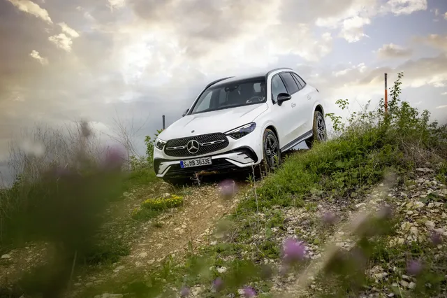2023 Mercedes-Benz GLC 300 Polar White Off-Road Trail Hilltop