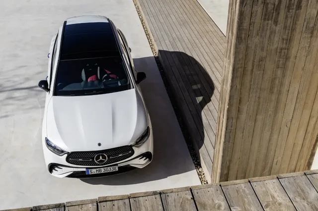 2023 Mercedes-Benz GLC 300 Polar White Elevated Front View Poolside