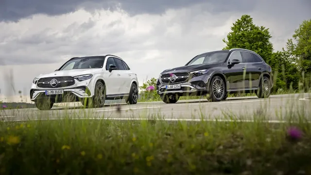2023 Mercedes-Benz GLC 300 White and Grey Front Three-Quarter Pair
