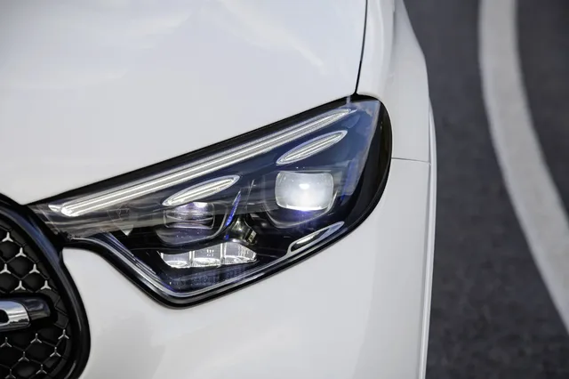 2023 Mercedes-Benz GLC 300 Headlight and Grille Detail