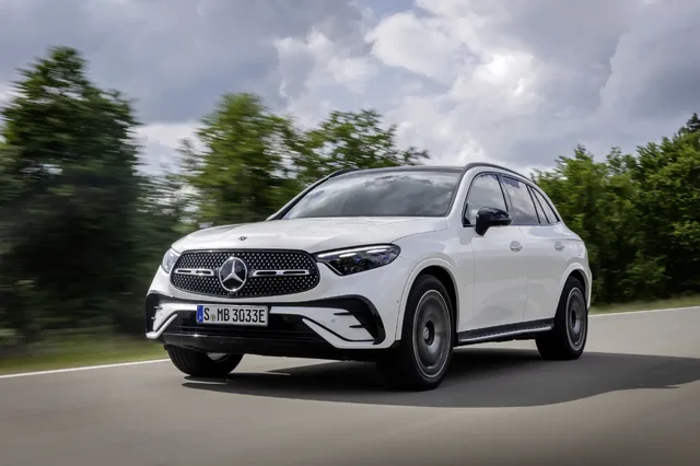 2023 Mercedes-Benz GLC 300 Polar White Front Three-Quarter Driving