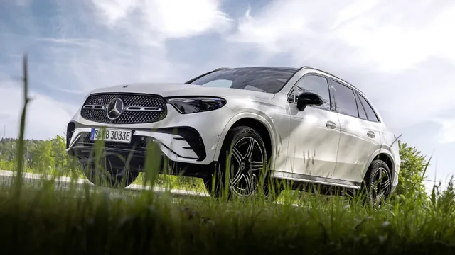 2023 Mercedes-Benz GLC 300 Polar White Front Three-Quarter Low Grass