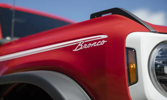 2023 Bronco Heritage Edition_Race Red_06.webp