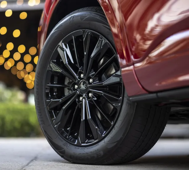 2023 Ford Escape ST-Line Gloss Black Wheel Close-Up