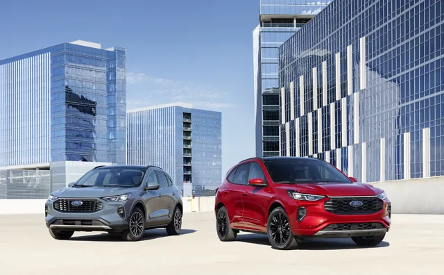 2023 Ford Escape Front View of Vapor Blue PHEV and Rapid Red ST-Line Elite