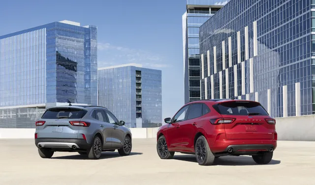 2023 Ford Escape Plug-In Hybrid_Vapor Blue_Ford Escape ST-Line Elite_Rapid Red_02.webp