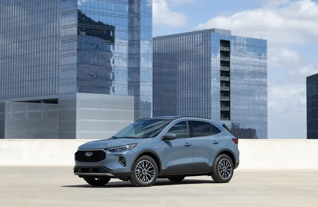 2023 Ford Escape PHEV Side Profile in Vapor Blue