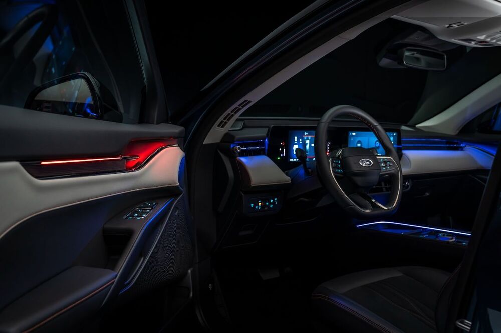 18 - Taurus DS Door Open Ambient Lighting.jpg