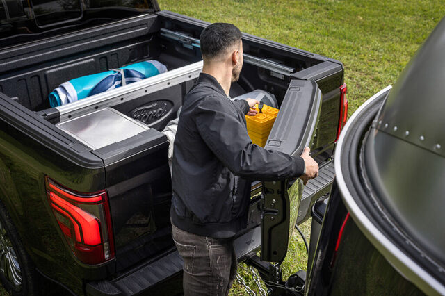 2024 Ford F-150_Pro Access Tailgate_05.jpg