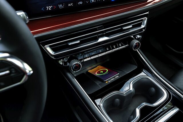 2024 Chevrolet Traverse RS - center console