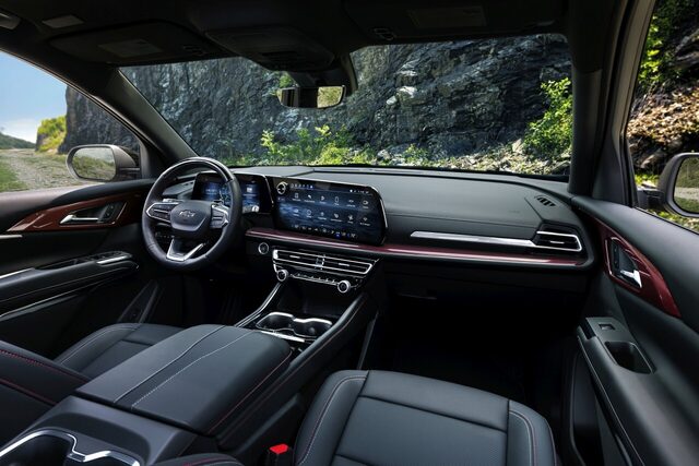 2024 Chevrolet Traverse Z71 - Interior front passenger