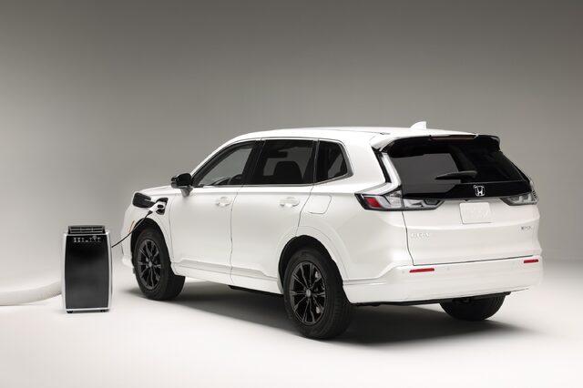 2025 Honda CR-V e:FCEV Powering a Portable Air Conditioner