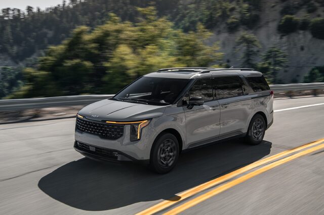 2025 Kia Carnival HEV running