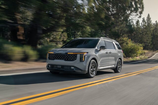2025 Kia Carnival HEV running