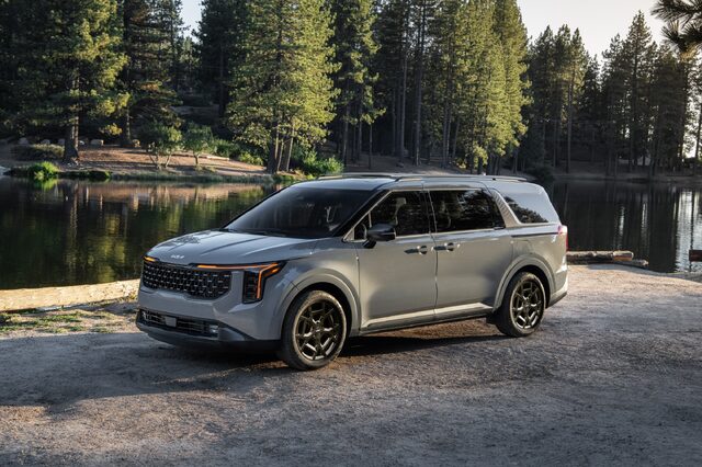 2025 Kia Carnival HEV front-side