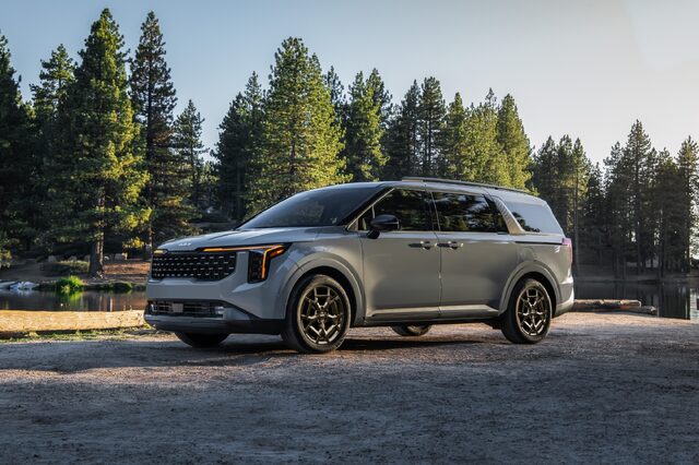 2025 Kia Carnival HEV front-side