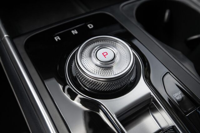 2025 Kia Carnival HEV gear selector