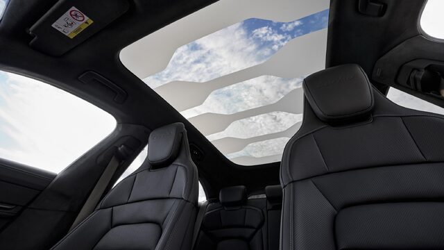 2025 Porsche Taycan 018.jpg