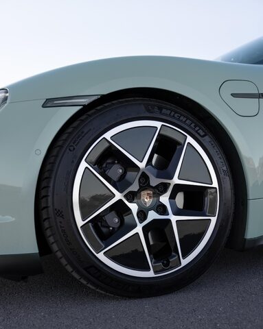 2025 Porsche Taycan 030.jpg