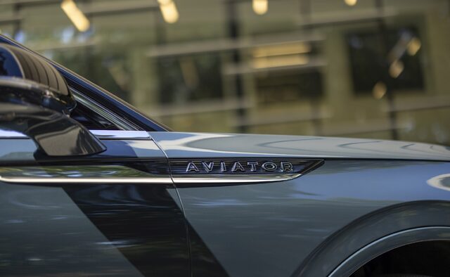 Lincoln Aviator Black Label_Cenote Green_10