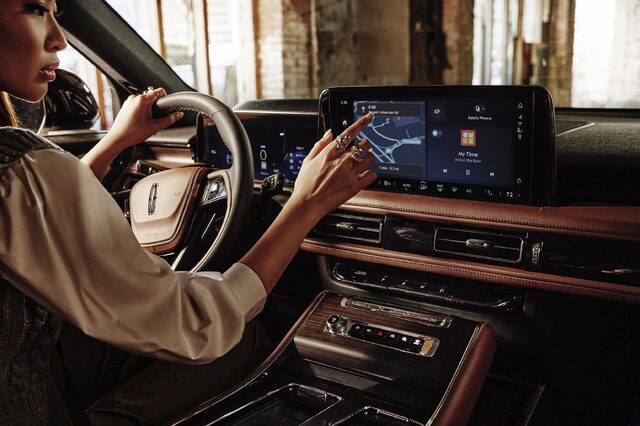 Lincoln Aviator Lifestyle_04