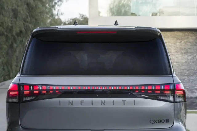 2025 Infiniti QX80 rear taillight bar close-up