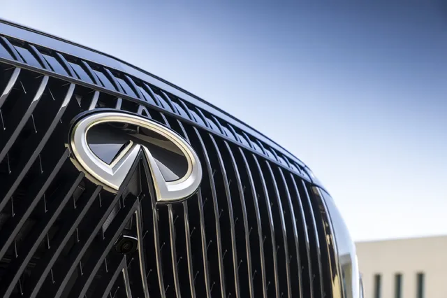 2025 Infiniti QX80 Infiniti grille badge low angle