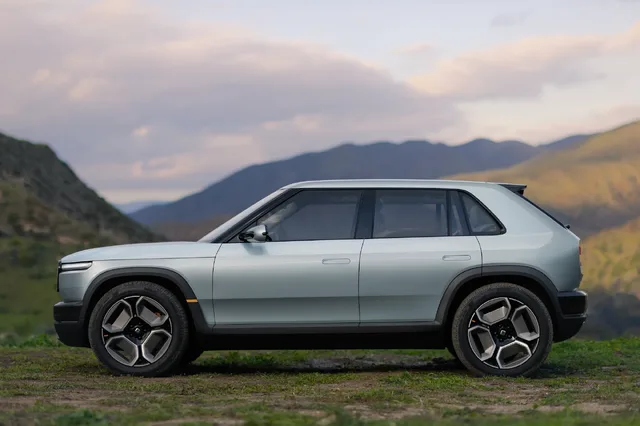 Rivian R3 - side