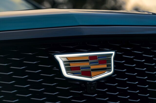 2025 Cadillac Escalade Illuminated Cadillac Crest on Grille