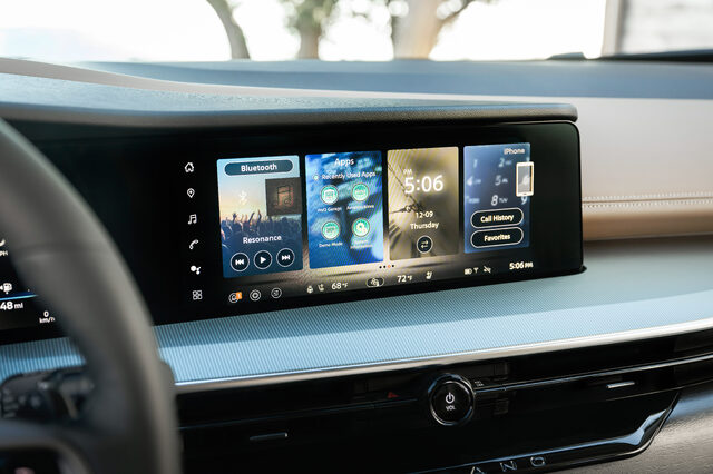 2025 Nissan Murano infotainment touchscreen with Bluetooth and apps
