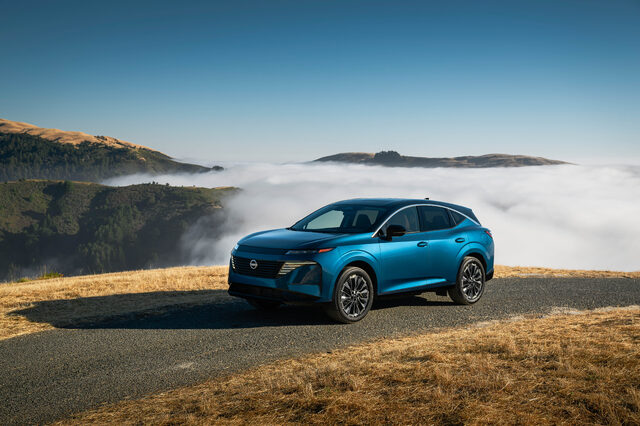 2025 Nissan Murano front three-quarter view with fog-covered valley