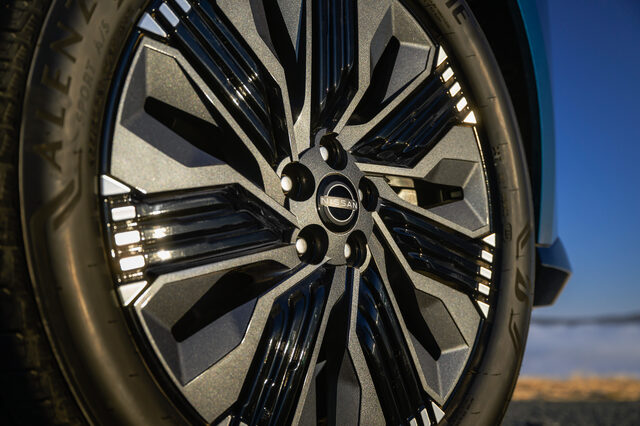 2025 Nissan Murano wheel center cap and spoke detail