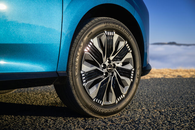 2025 Nissan Murano alloy wheel and Bridgestone Alenza tire close-up