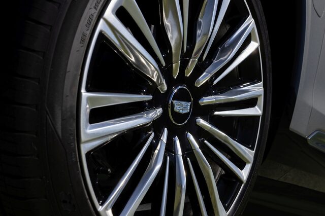 2026 Cadillac Vistiq LUX Wheel.jpg