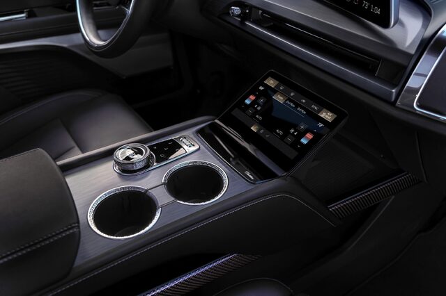 2026 Cadillac Vistiq Sport console.jpg