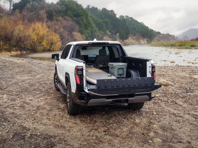 2026 GMC Sierra EV 04 - AT4 MidGate.jpg