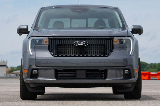 2025 Ford Maverick Lobo Head-On View in Carbonized Gray