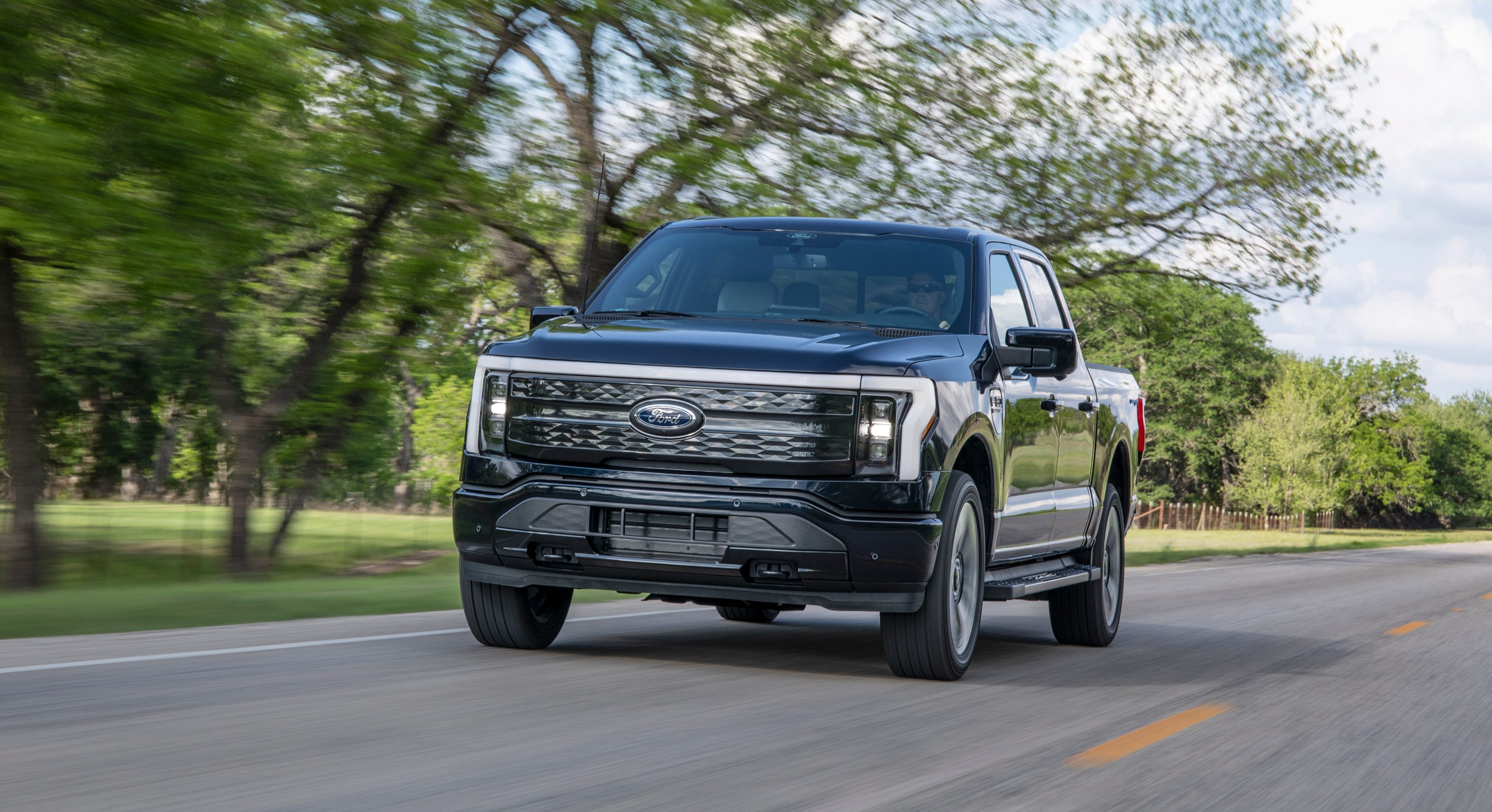More information about "Ford F-150 Lightning Goes EREV with 700+ Mile Range and Locomotive-Like Towing"