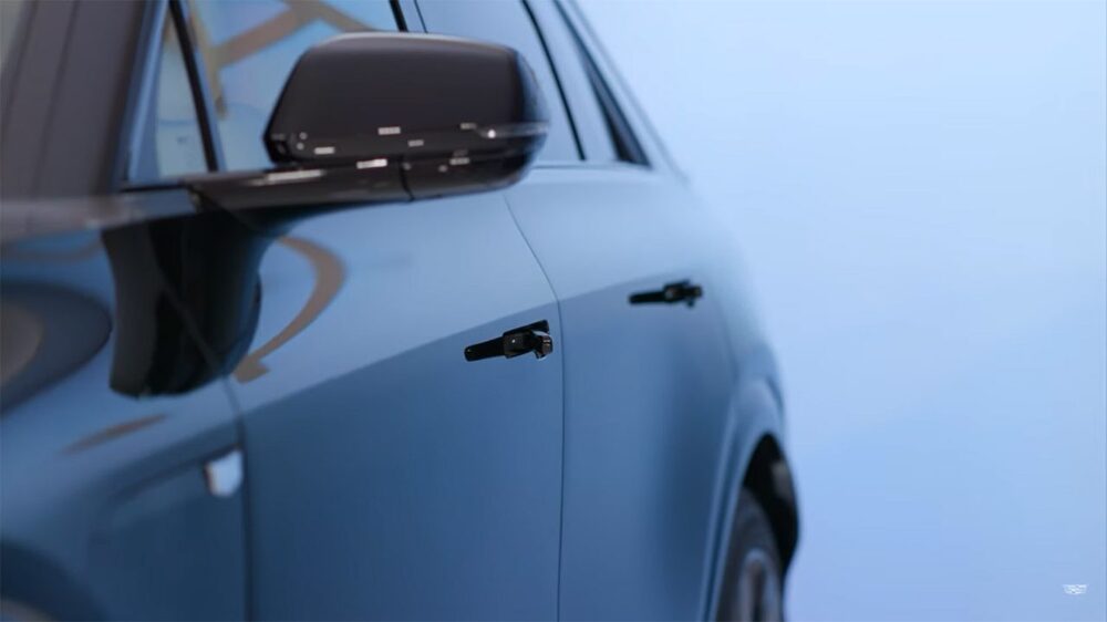 2024-Cadillac-Lyriq-deployable-door-handles-video-screenshot-003.jpg