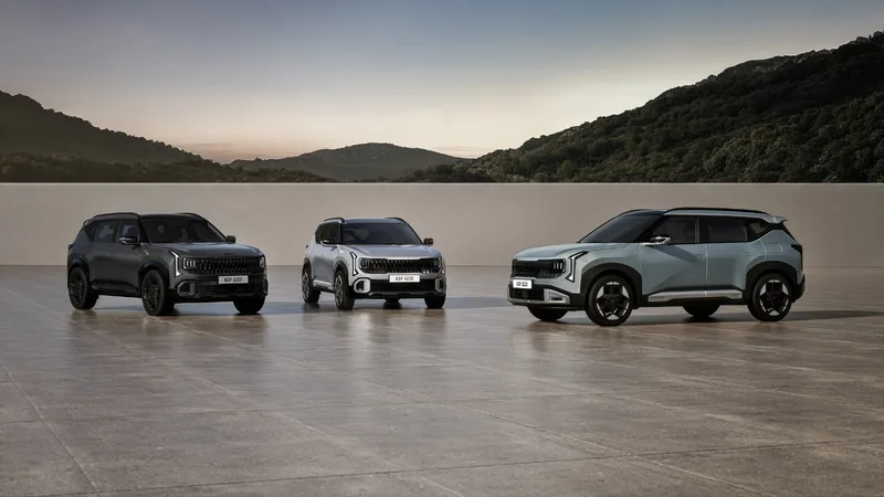 2027 Kia Seltos Three-Vehicle Lineup Dark Gray and Light Gray