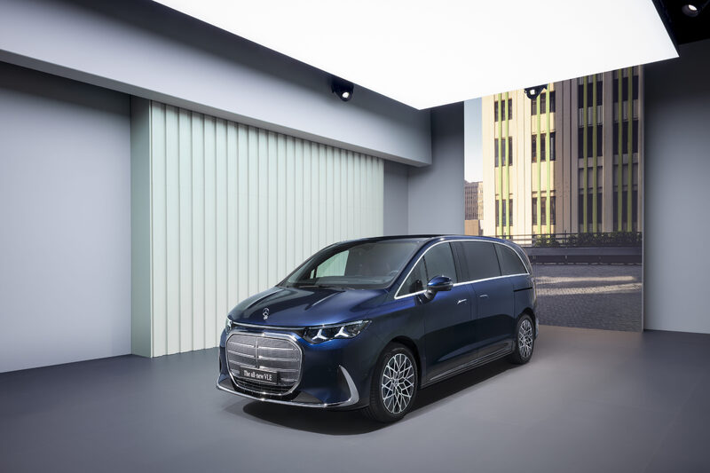 2027 Mercedes-Benz VLE MPV front three-quarter view in navy blue
