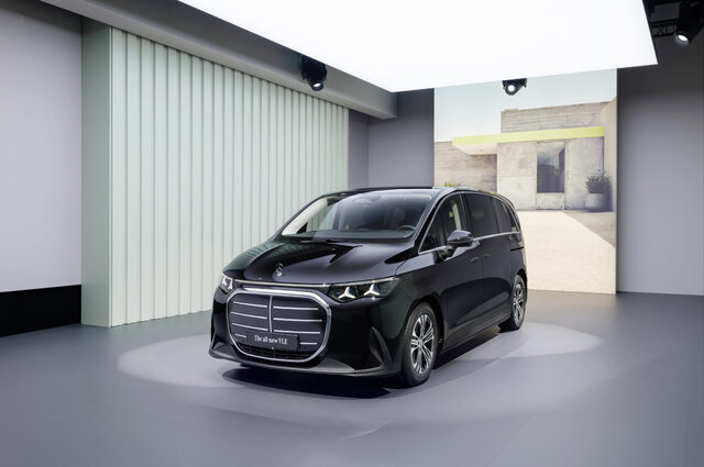2027 Mercedes-Benz VLE MPV front three-quarter view in dark green