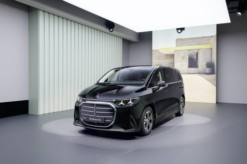 2027 Mercedes-Benz VLE MPV front three-quarter view in dark green