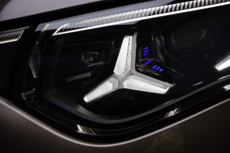 2027 Mercedes-Benz VLE MPV Front Headlamp and Hood in Champagne Bronze