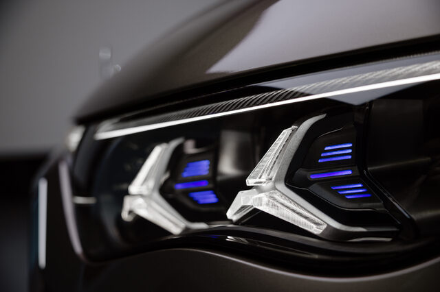 2027 Mercedes-Benz VLE MPV LED Headlight with Blue Accent Close-Up