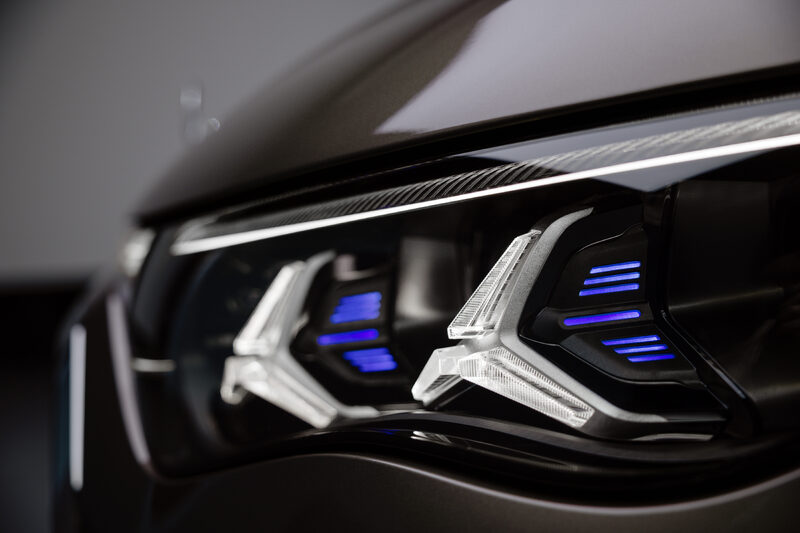 2027 Mercedes-Benz VLE MPV LED Headlight with Blue Accent Close-Up