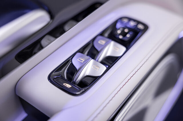 2027 Mercedes-Benz VLE MPV Second-Row Seat Adjustment Controls