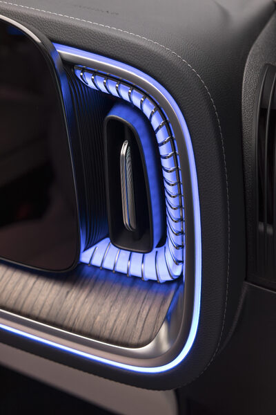 2027 Mercedes-Benz VLE MPV MBUX Superscreen digital cockpit and dashboard