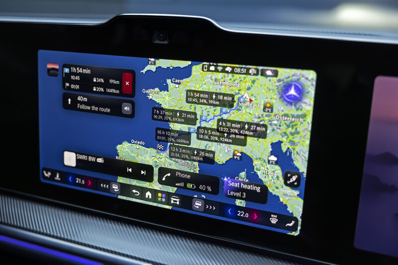 2027 Mercedes-Benz VLE MPV second-row fold-out cupholder and tablet stand